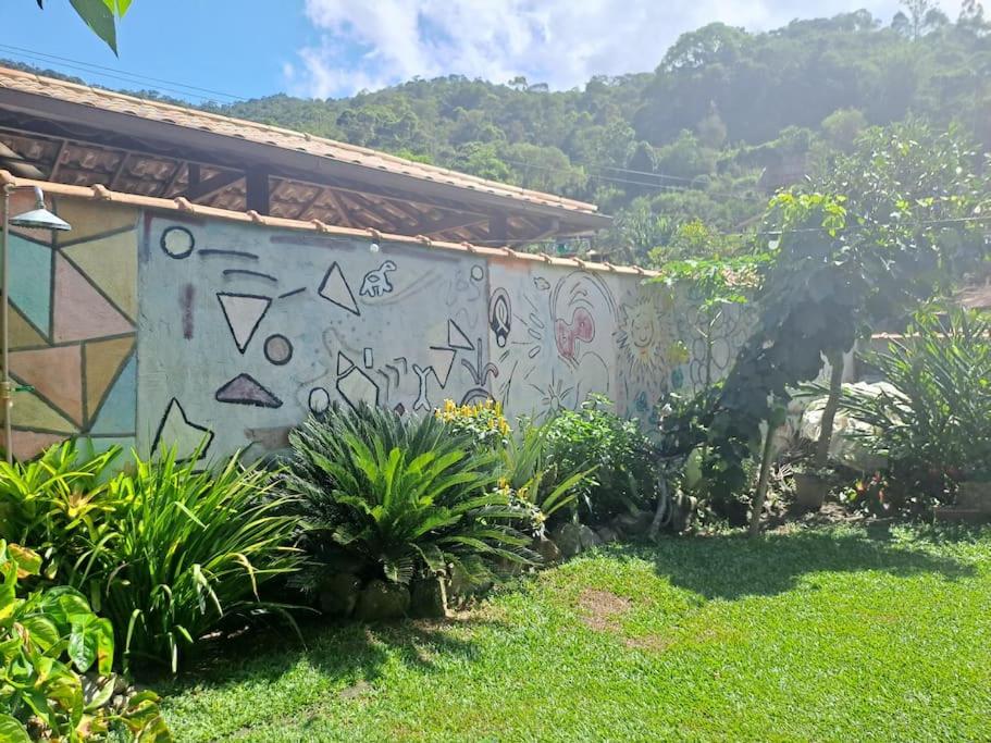 Perto de tudo em Lumiar com churrasqueira, fogão a lenha e estacionamento