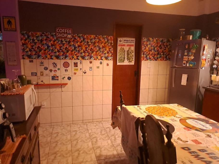 Perto de tudo em Lumiar com churrasqueira, fogão a lenha e estacionamento