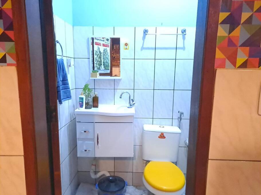 Perto de tudo em Lumiar com churrasqueira, fogão a lenha e estacionamento