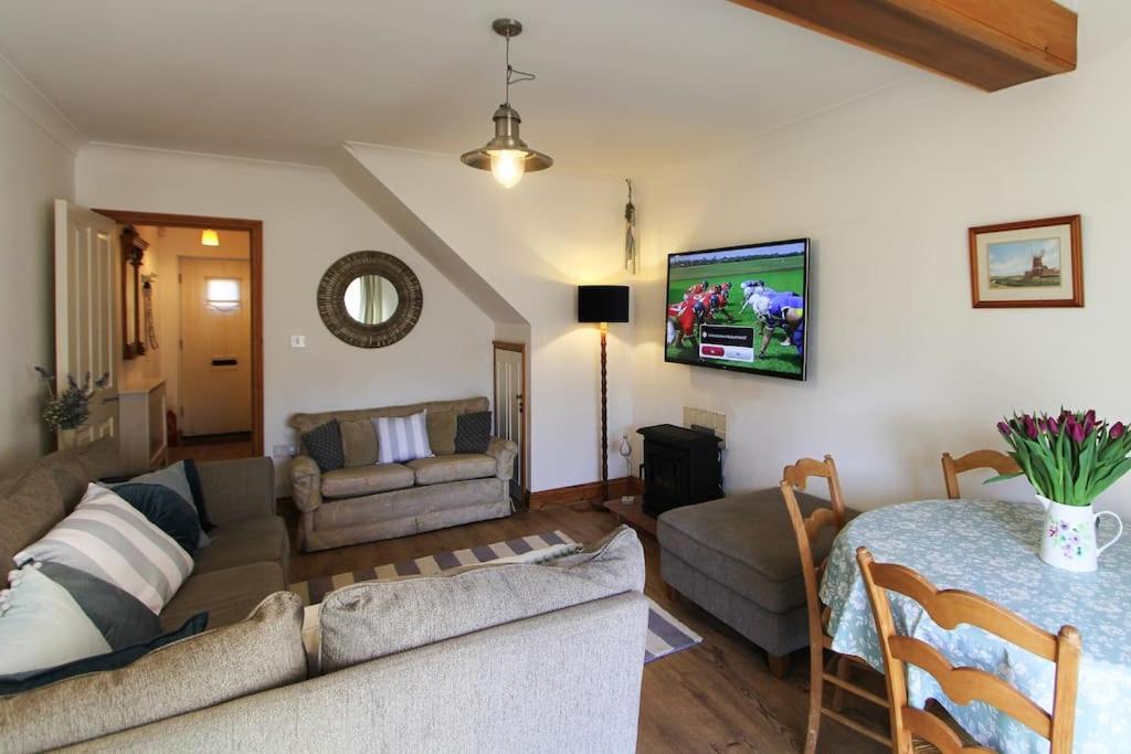 Commodore's Cottage Next to beach & all amenities view 3