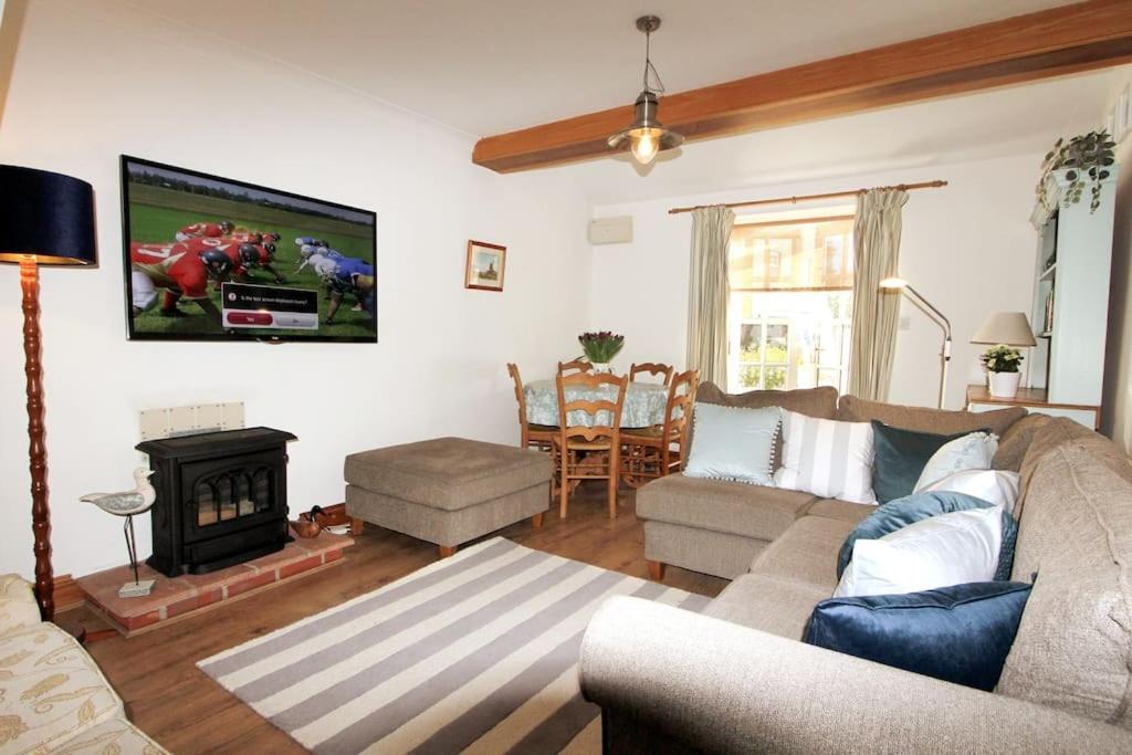 Commodore's Cottage Next to beach & all amenities view 4