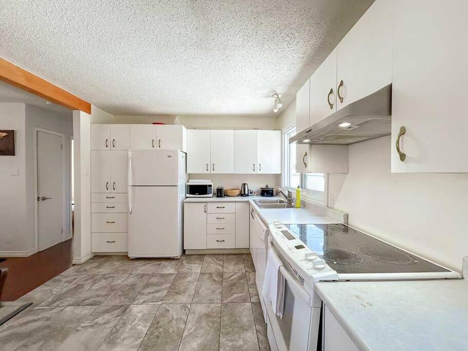 Spacious 5BR home. Close to everything!