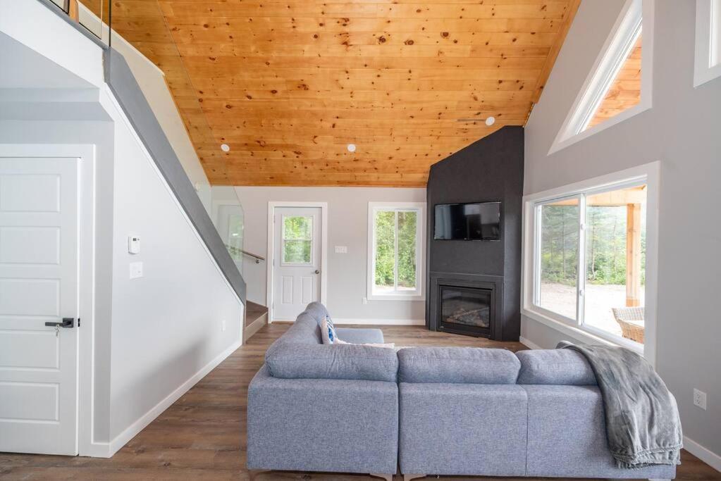 Riverside Retreat: Maazah Cottage