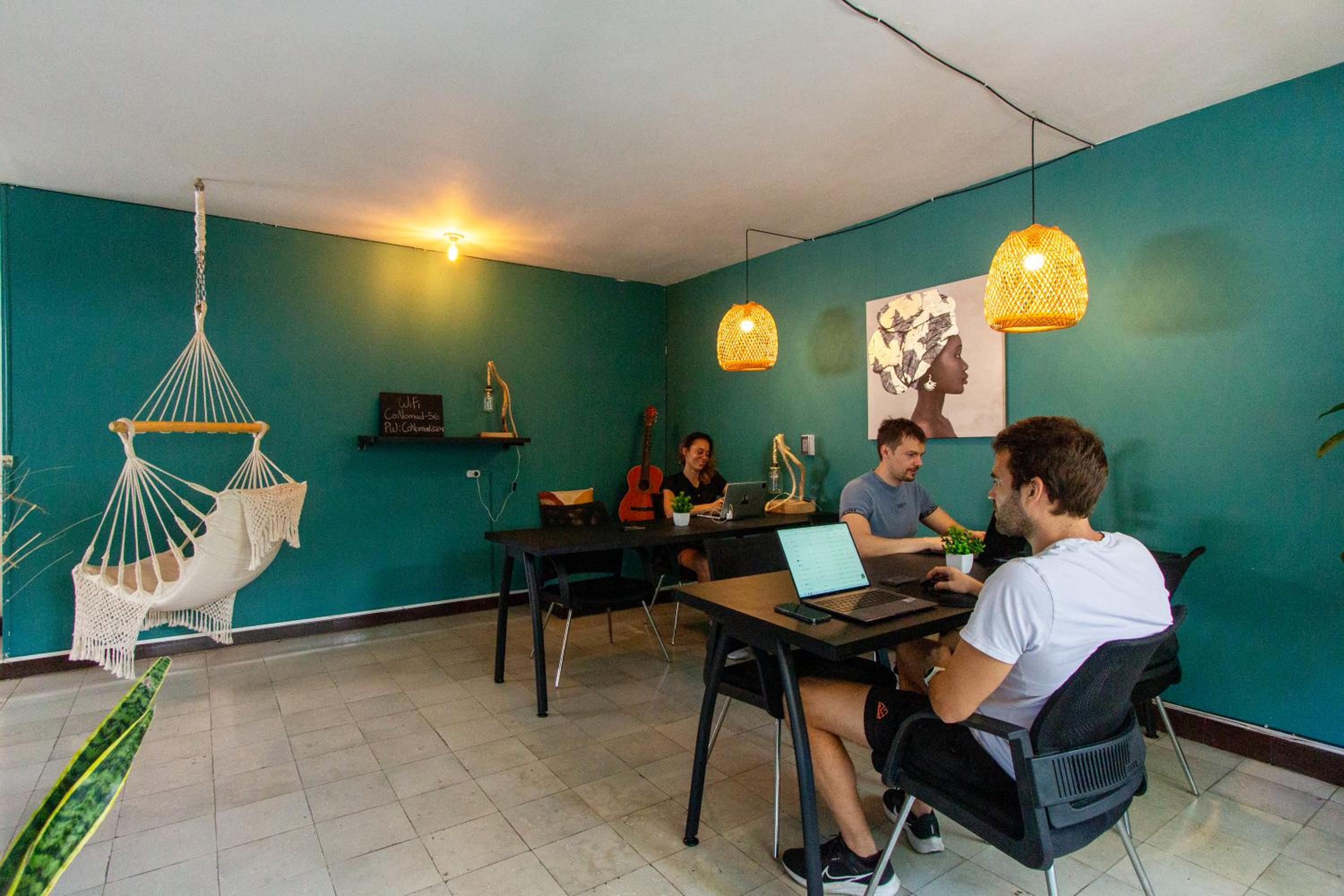 CoNomad House - Coliving & Coworking