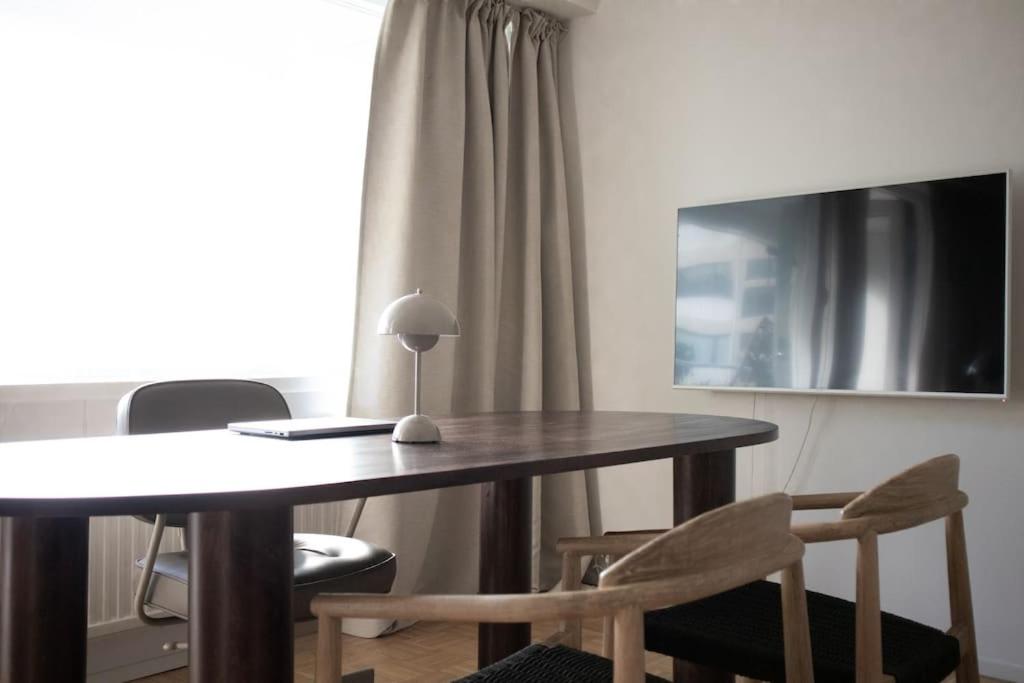 Riverside Studio with Terrace and Free Parking