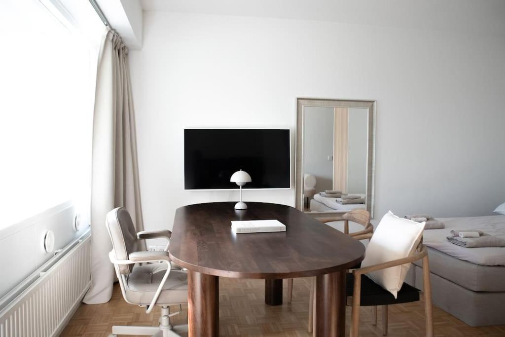 Riverside Studio with Terrace and Free Parking