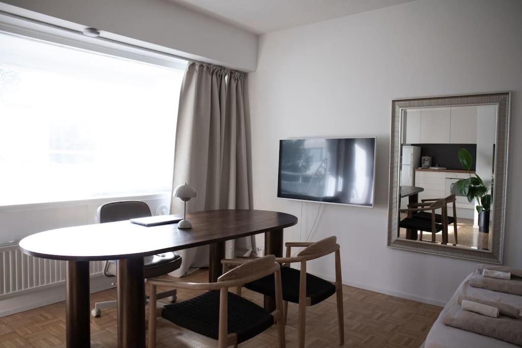 Riverside Studio with Terrace and Free Parking