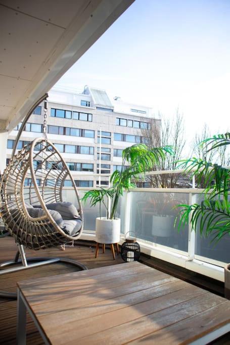 Riverside Studio with Terrace and Free Parking