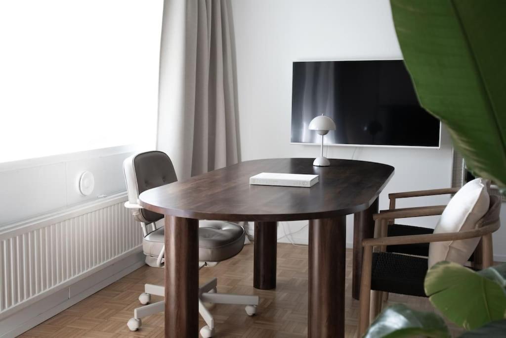 Riverside Studio with Terrace and Free Parking
