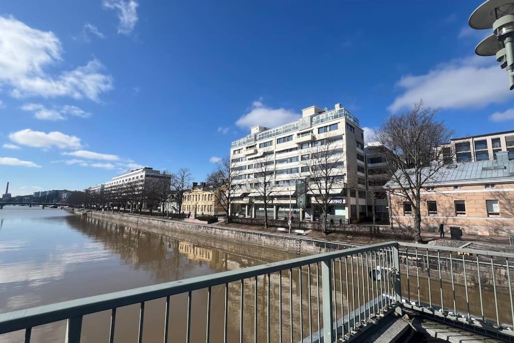 Riverside Studio with Terrace and Free Parking