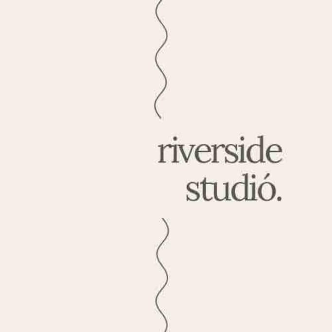Riverside Studio with Terrace and Free Parking