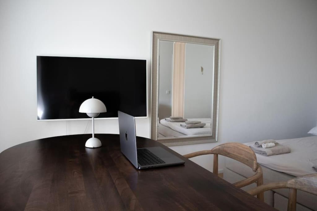 Riverside Studio with Terrace and Free Parking