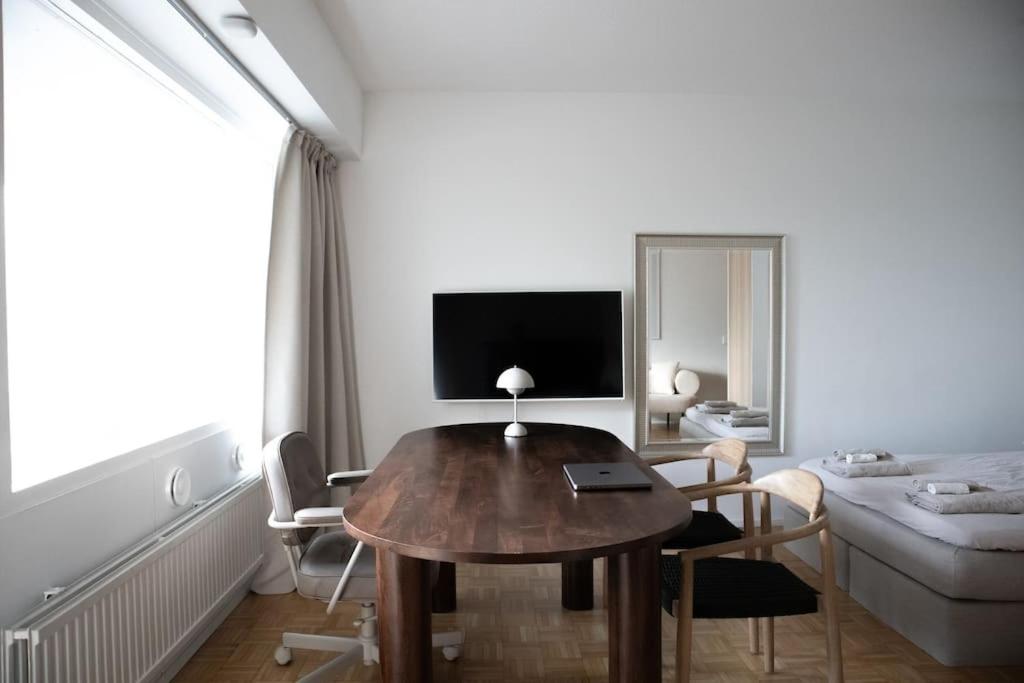 Riverside Studio with Terrace and Free Parking