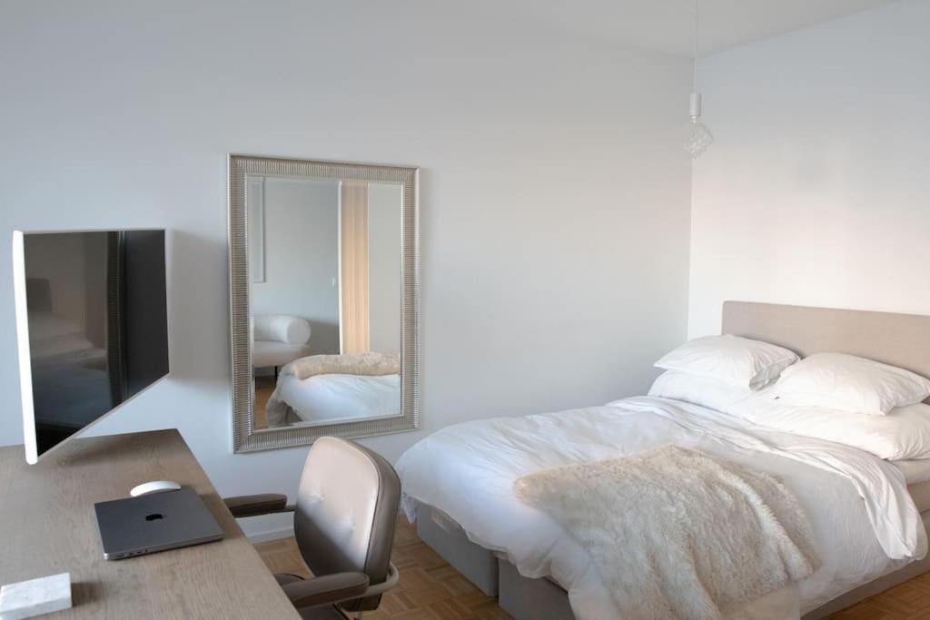 Riverside Studio with Terrace and Free Parking