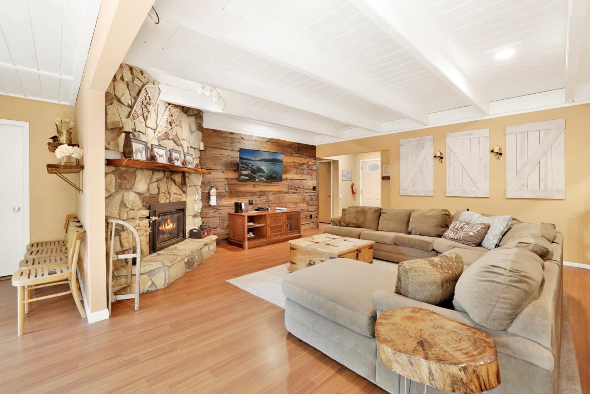 Cozy up to summit #1651 view 2