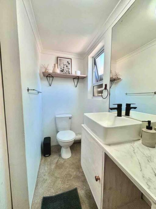 Secure Stylish Off Grid Flatlet view 5