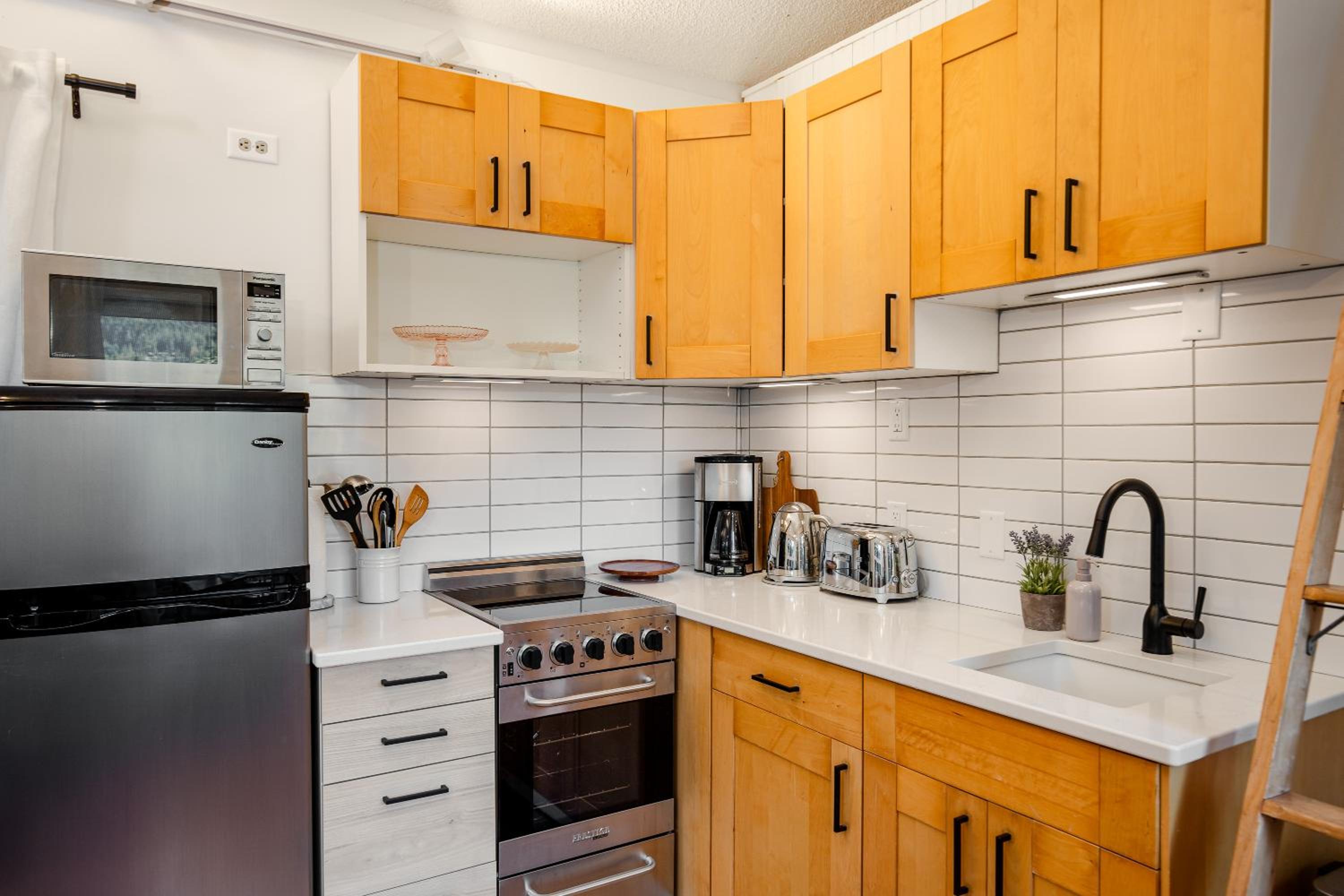 1BR plus Loft in Gondola Village, Creekside, Amazing Patio with Views, Near Gondola, Free Parking