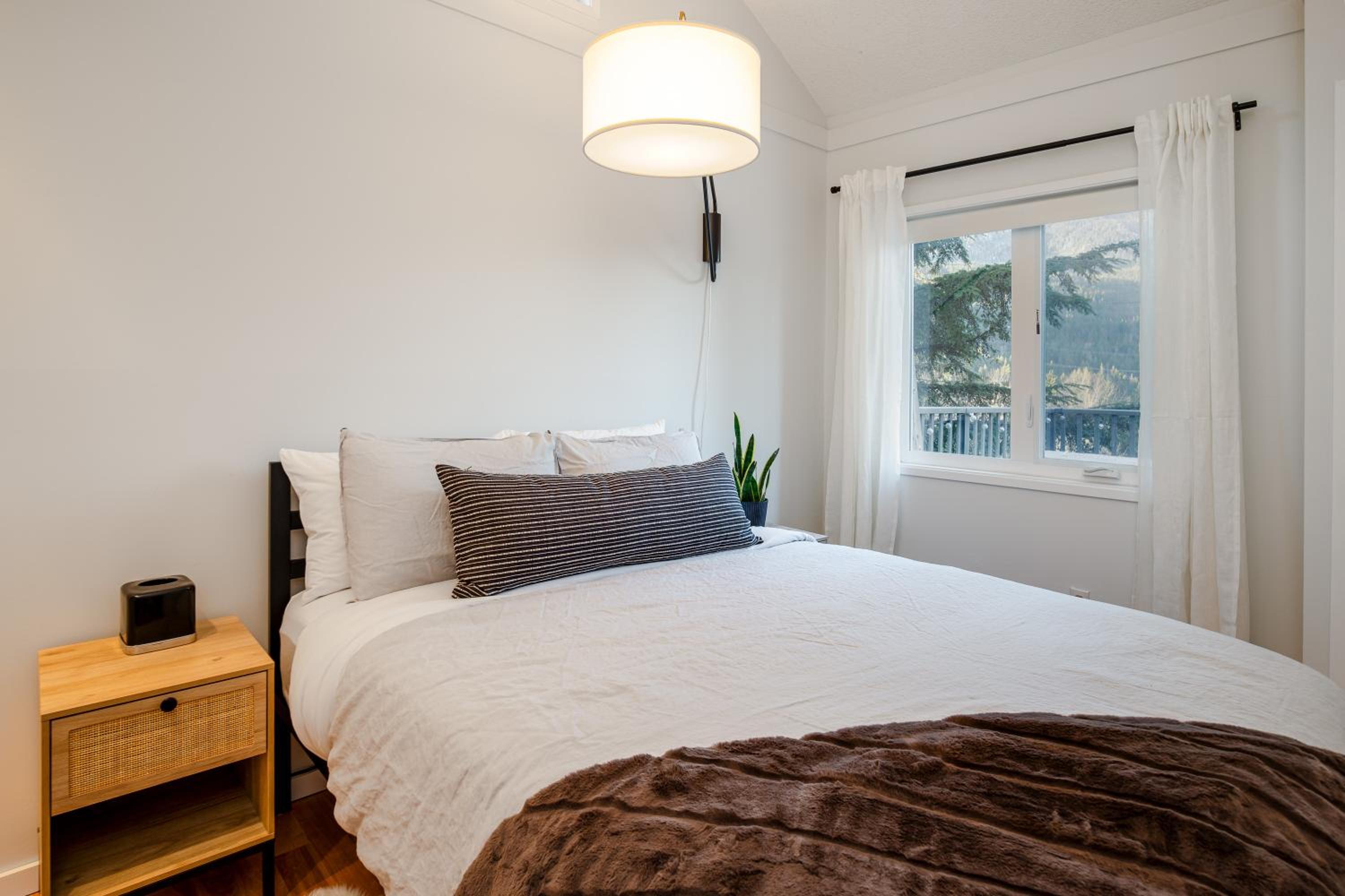 1BR plus Loft in Gondola Village, Creekside, Amazing Patio with Views, Near Gondola, Free Parking