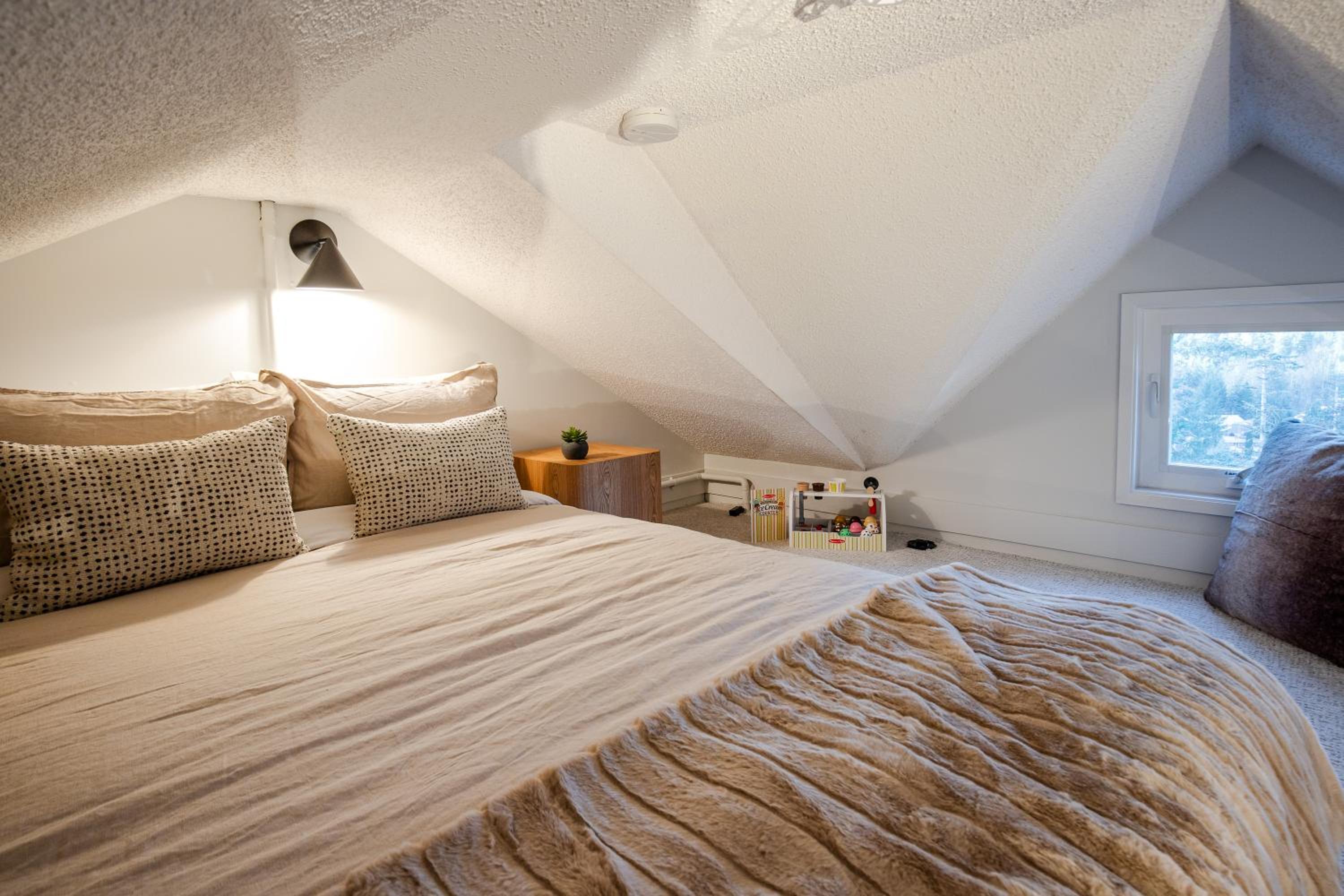 1BR plus Loft in Gondola Village, Creekside, Amazing Patio with Views, Near Gondola, Free Parking