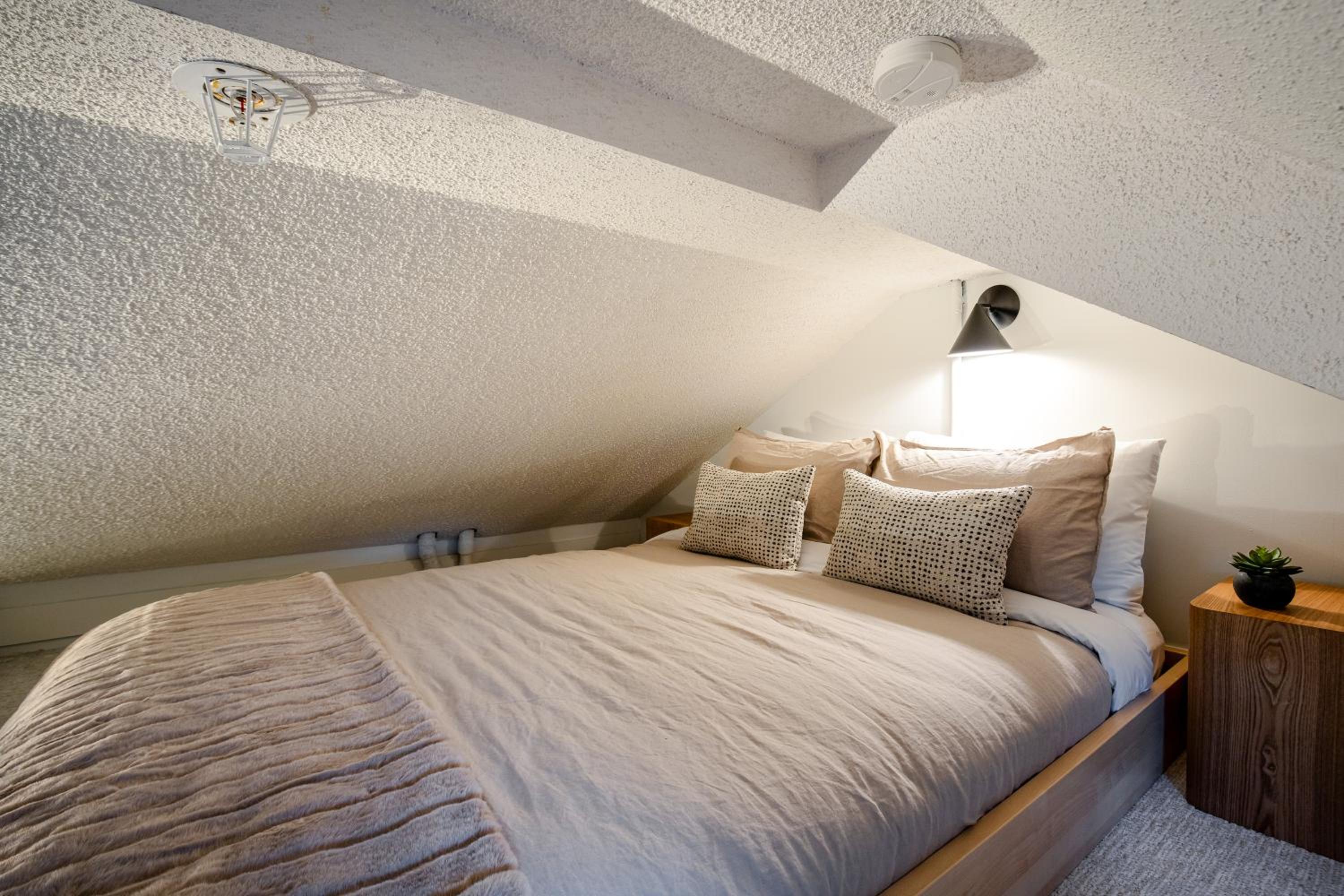 1BR plus Loft in Gondola Village, Creekside, Amazing Patio with Views, Near Gondola, Free Parking
