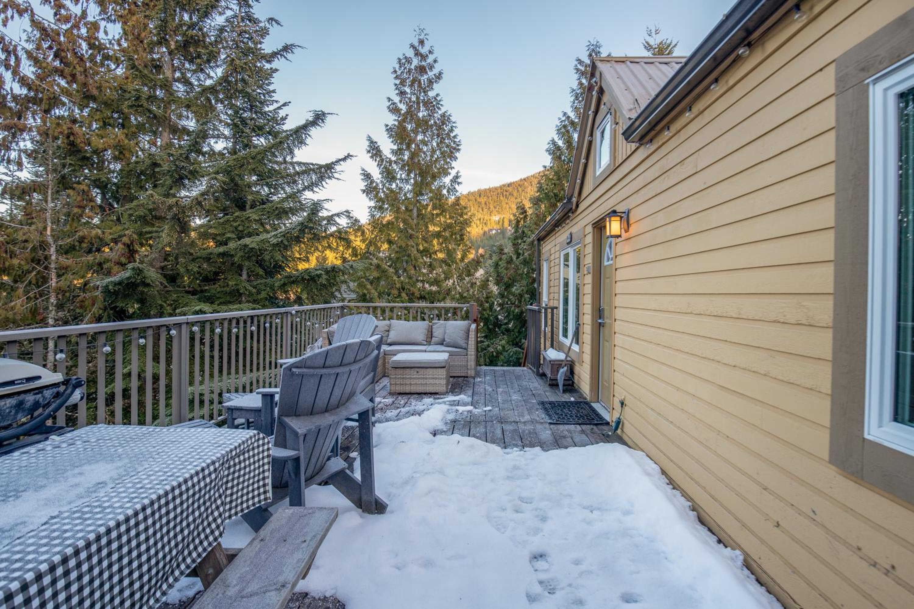 1BR plus Loft in Gondola Village, Creekside, Amazing Patio with Views, Near Gondola, Free Parking