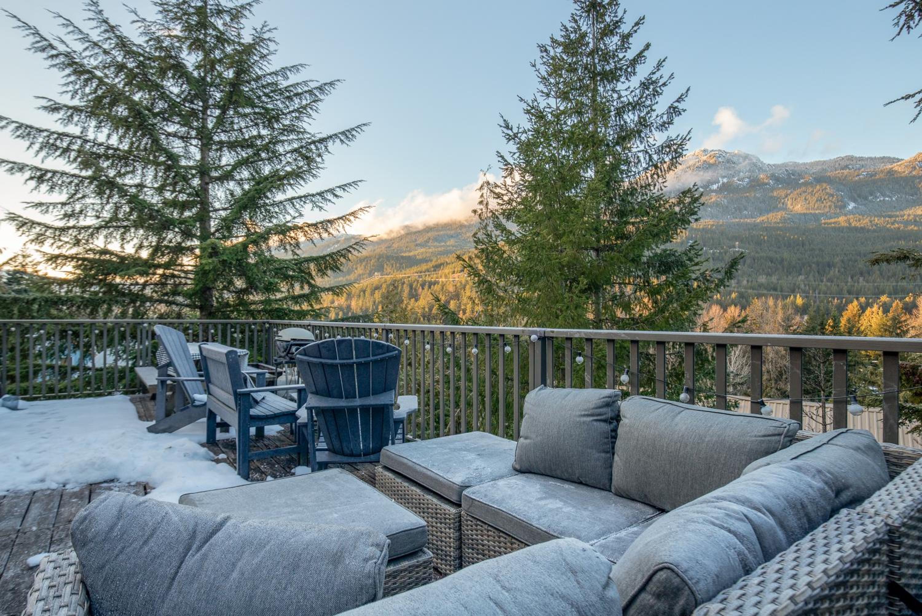 1BR plus Loft in Gondola Village, Creekside, Amazing Patio with Views, Near Gondola, Free Parking