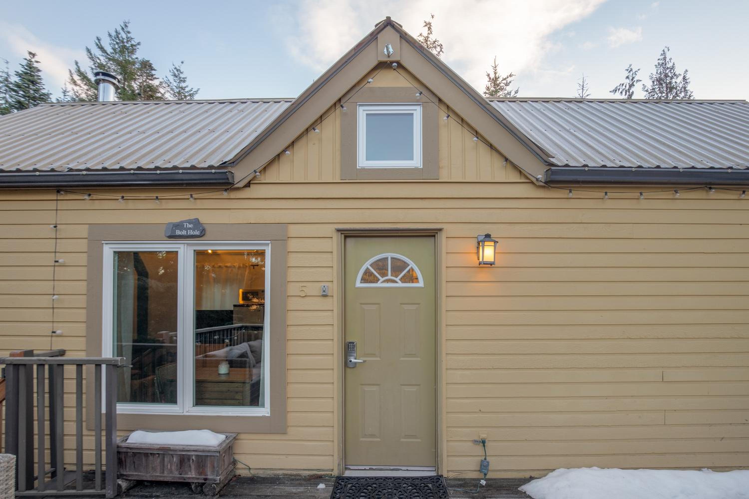 1BR plus Loft in Gondola Village, Creekside, Amazing Patio with Views, Near Gondola, Free Parking