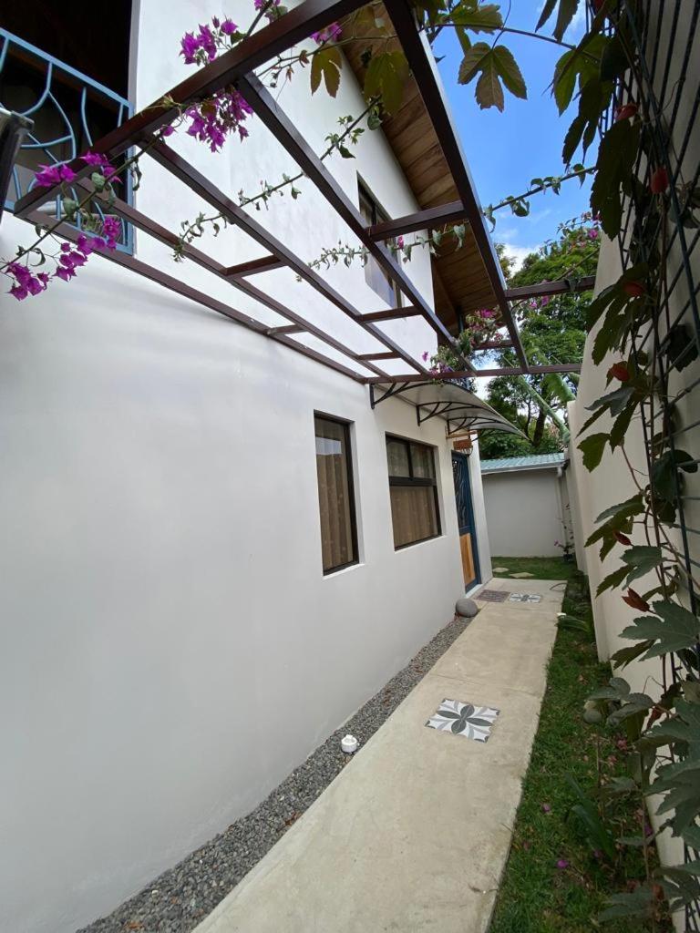 Villas Flakis, Vela