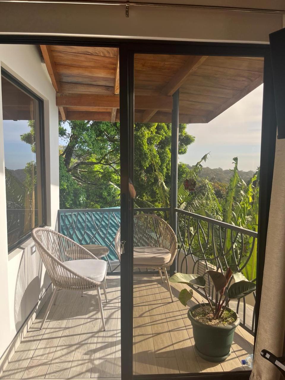Villas Flakis, Vela