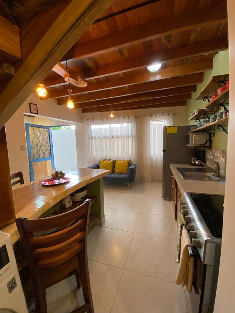 Villas Flakis, Vela