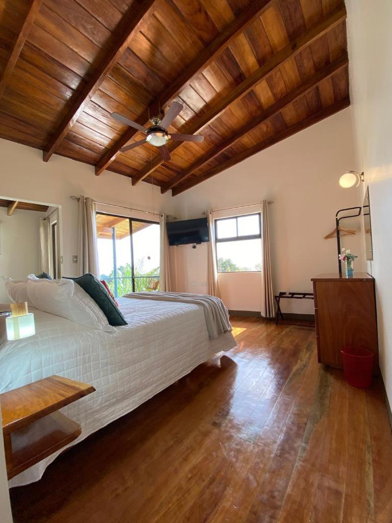 Villas Flakis, Vela