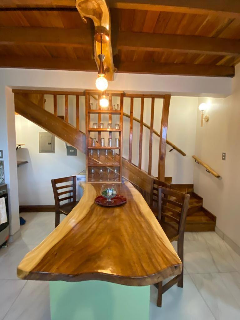 Villas Flakis, Vela