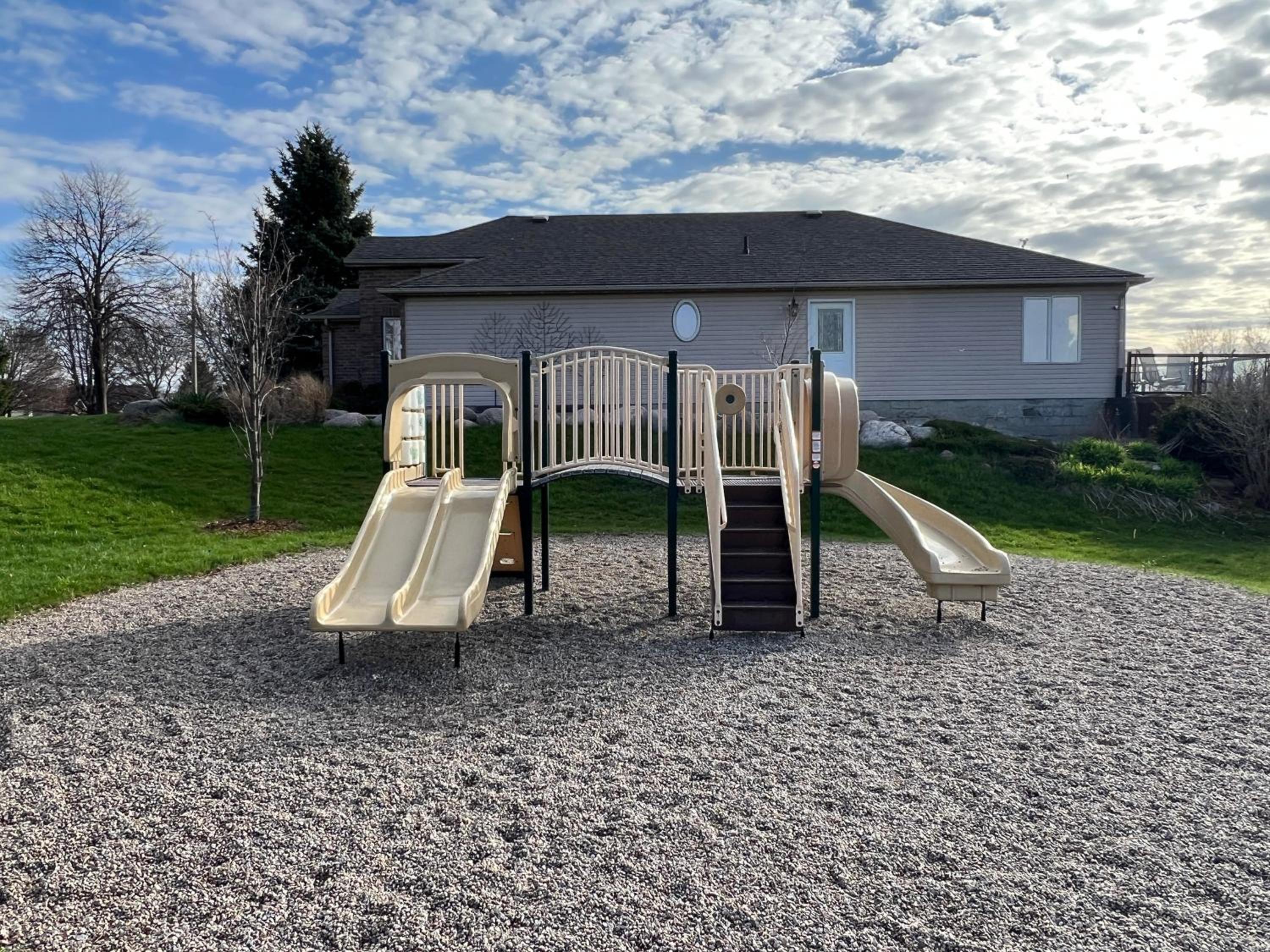 Arbour Ridge Vacation Home - Trail View! 5 bedrooms, 8 beds