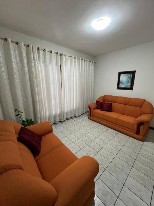 Casa térrea - bem localizada