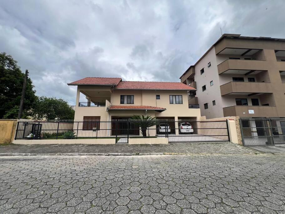 Casa térrea - bem localizada