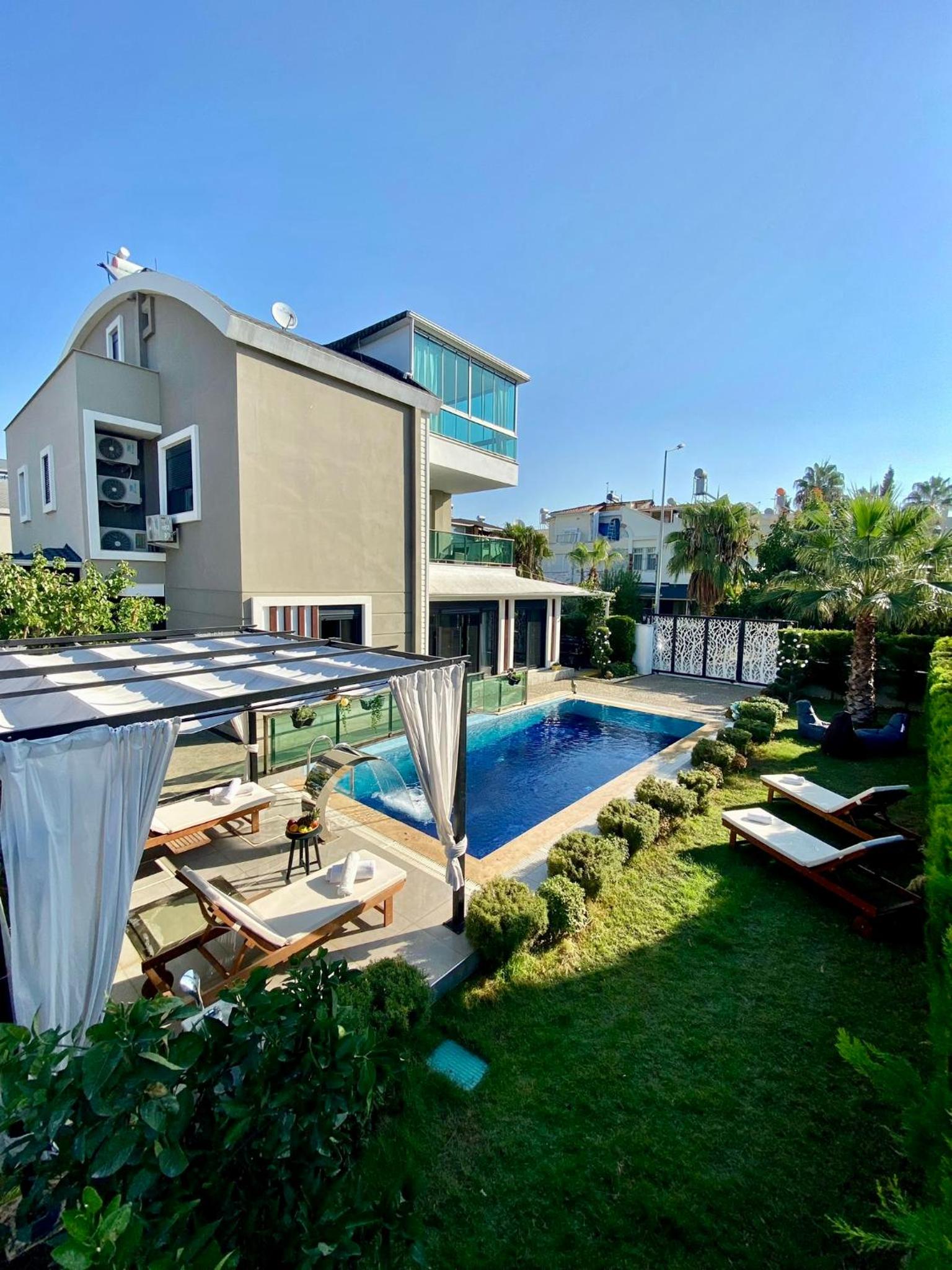 Villa Annabèll1 with Swimming pool and Jacuzzi, 3 floors
