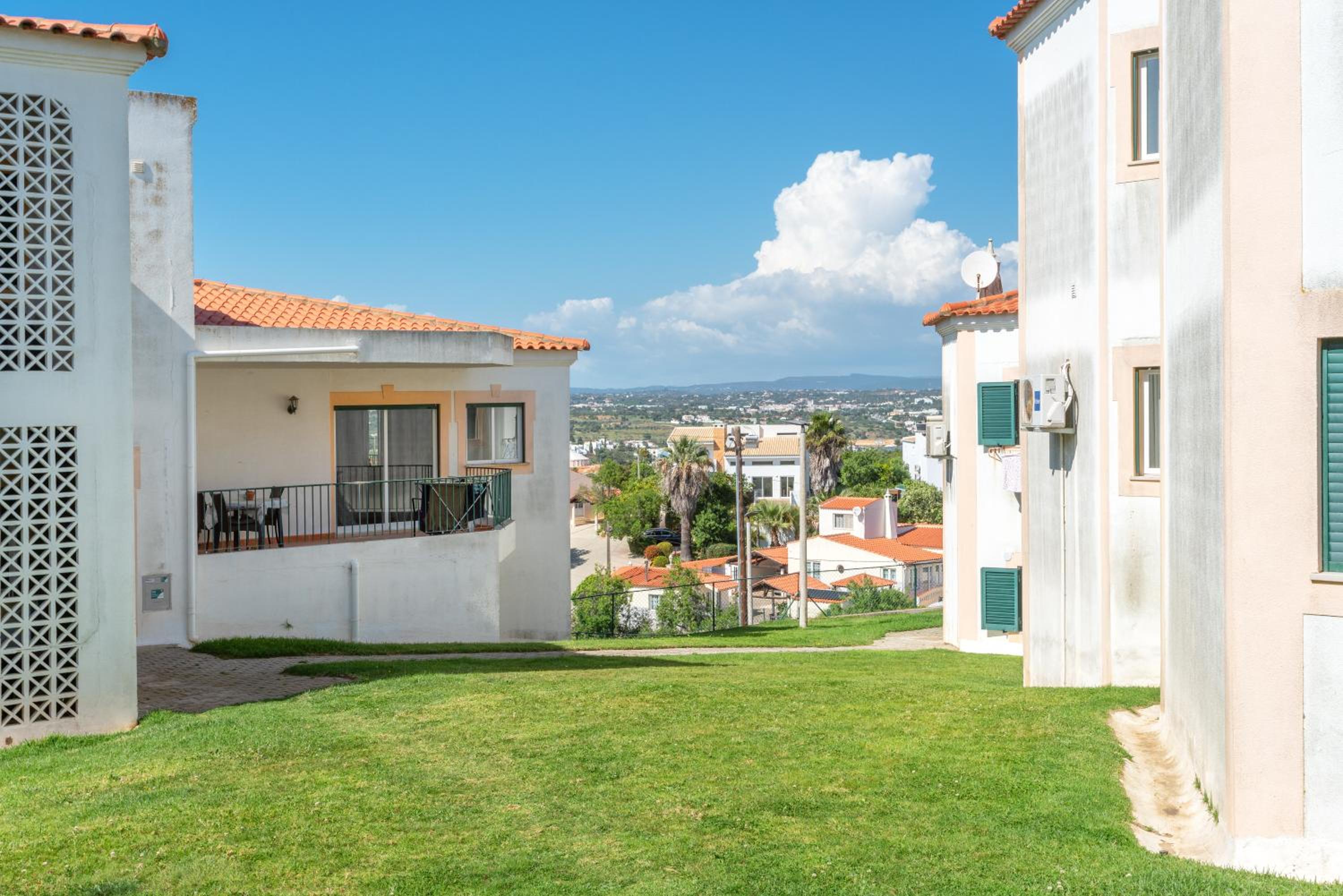 BnB Homes Large fully equipped Apartment with 2 bedrooms, swimming pool & patio