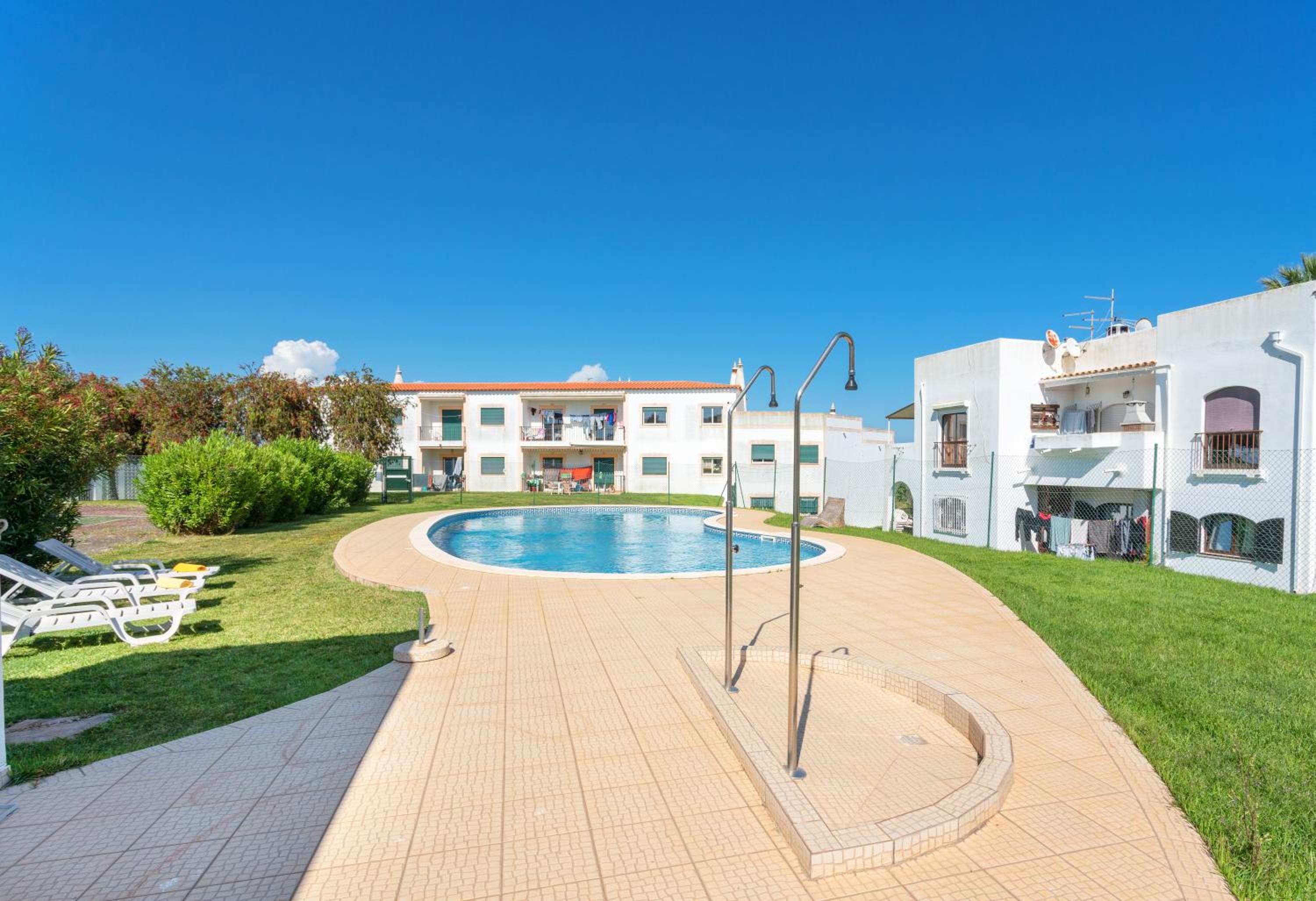 BnB Homes Large fully equipped Apartment with 2 bedrooms, swimming pool & patio