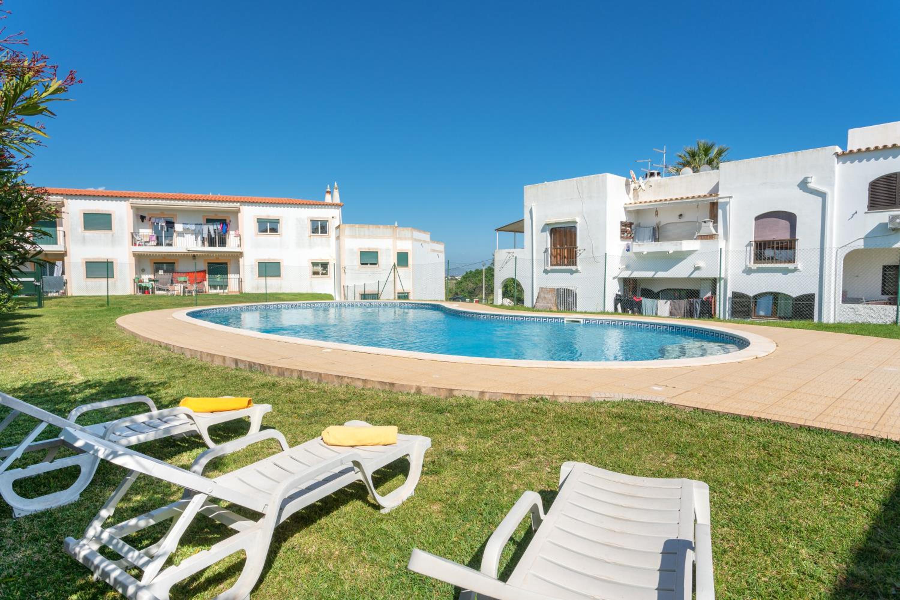 BnB Homes Large fully equipped Apartment with 2 bedrooms, swimming pool & patio