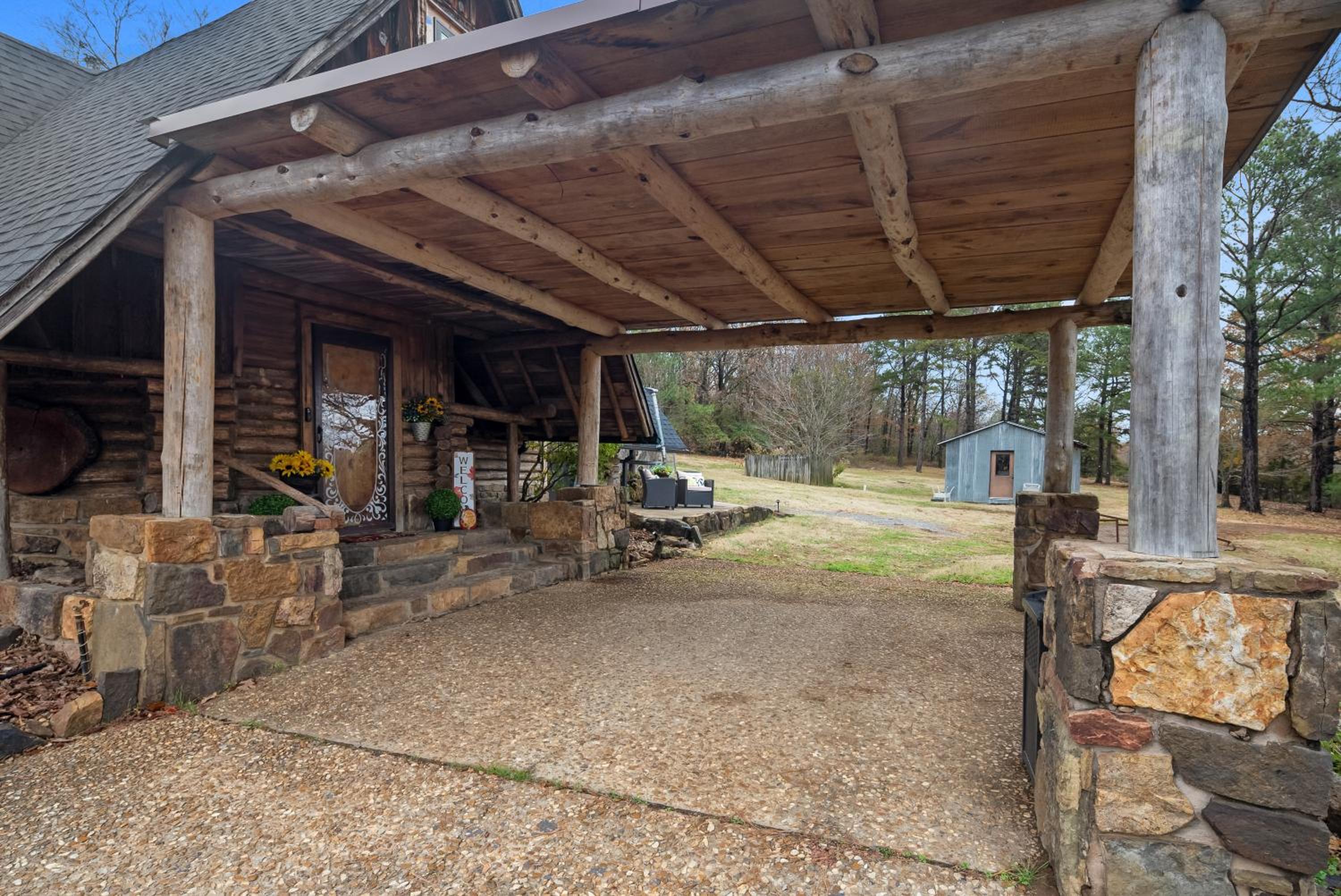 Log cabin-King-Soaring Ceiling-Full kitchen-The Cuddly Cow view 4