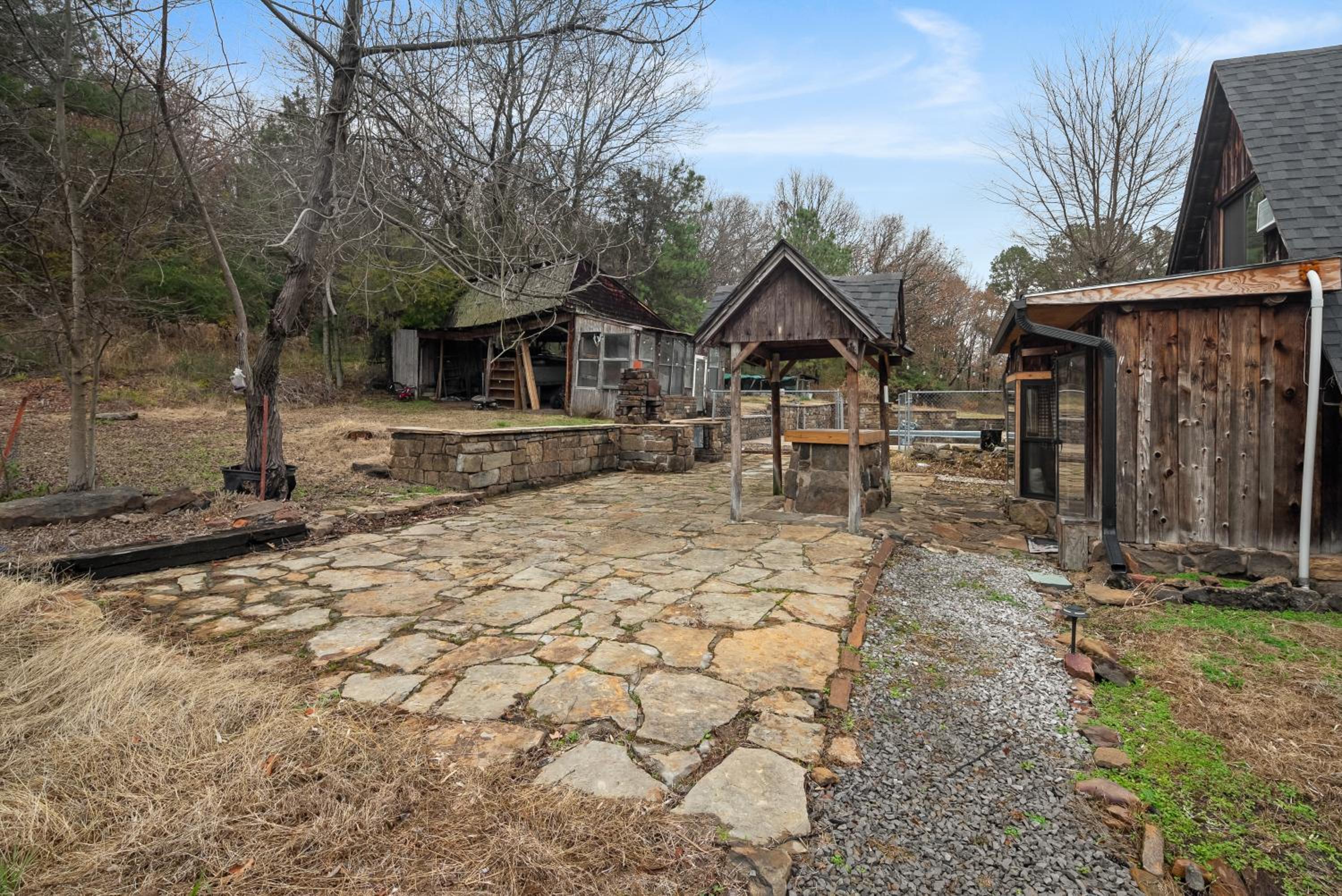 Log cabin-King-Soaring Ceiling-Full kitchen-The Cuddly Cow view 5
