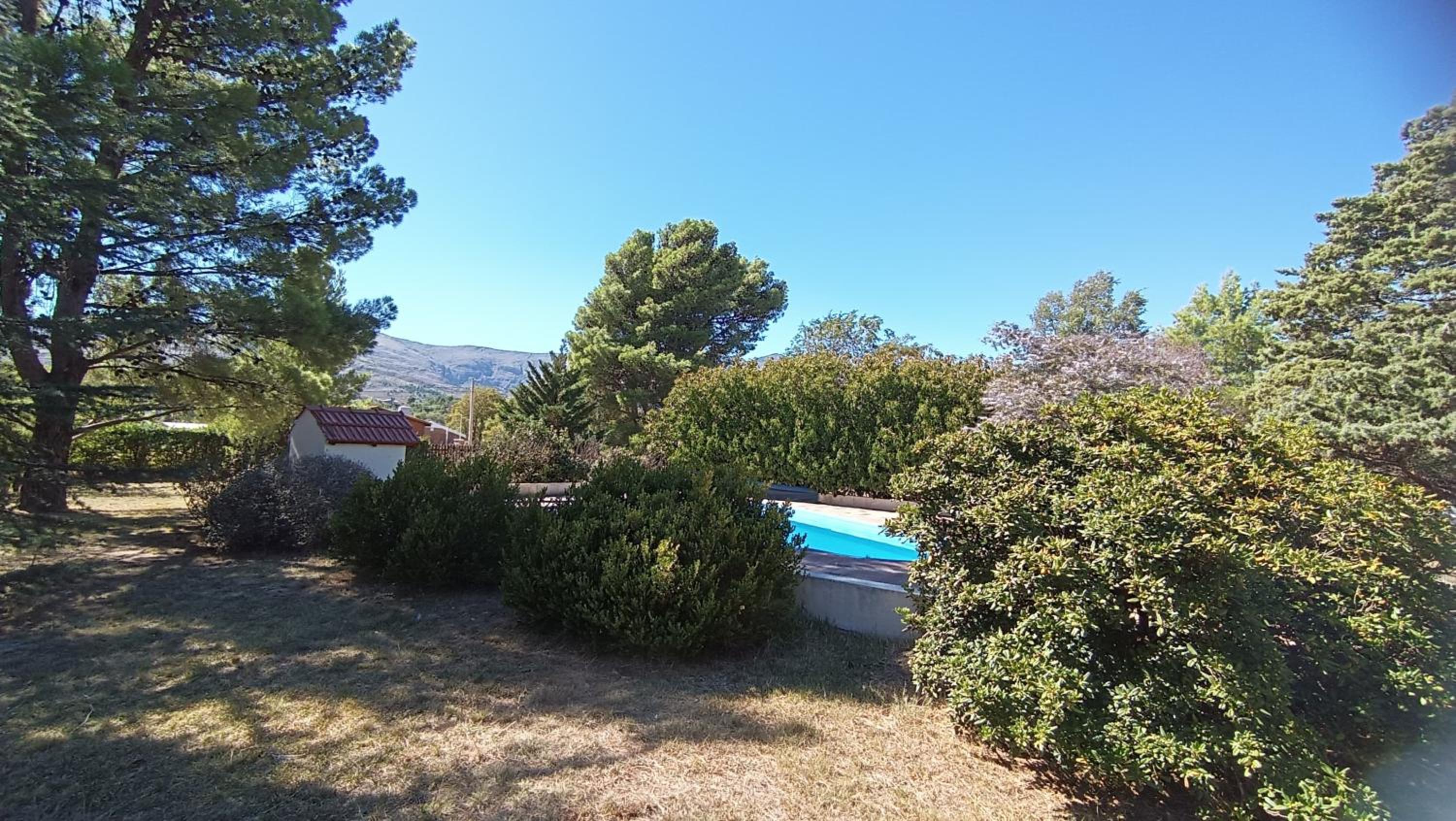 Cabaña Alpina en Medio de las Sierras