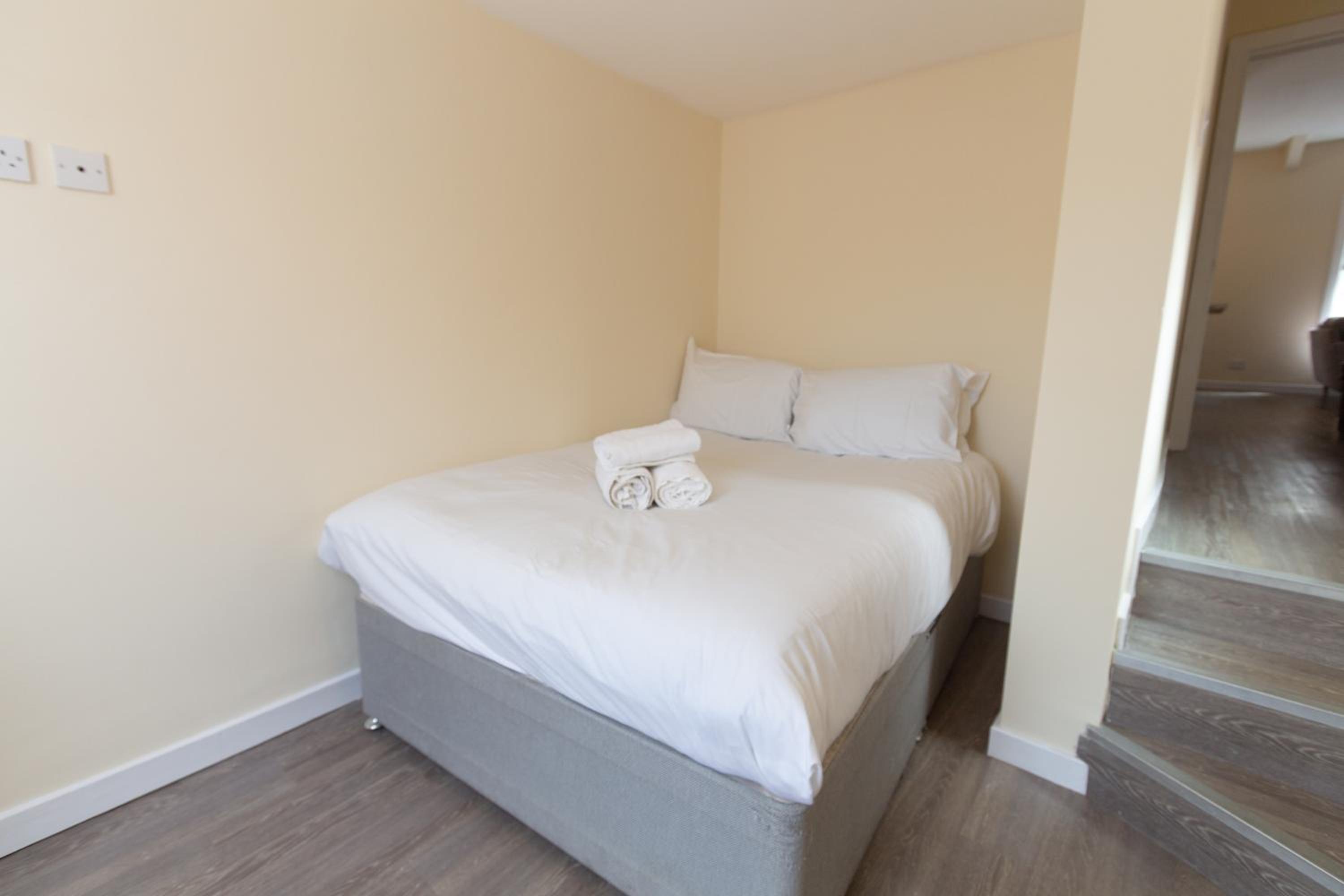 Seaside Retreat - 2BR Apt in Southport view 4