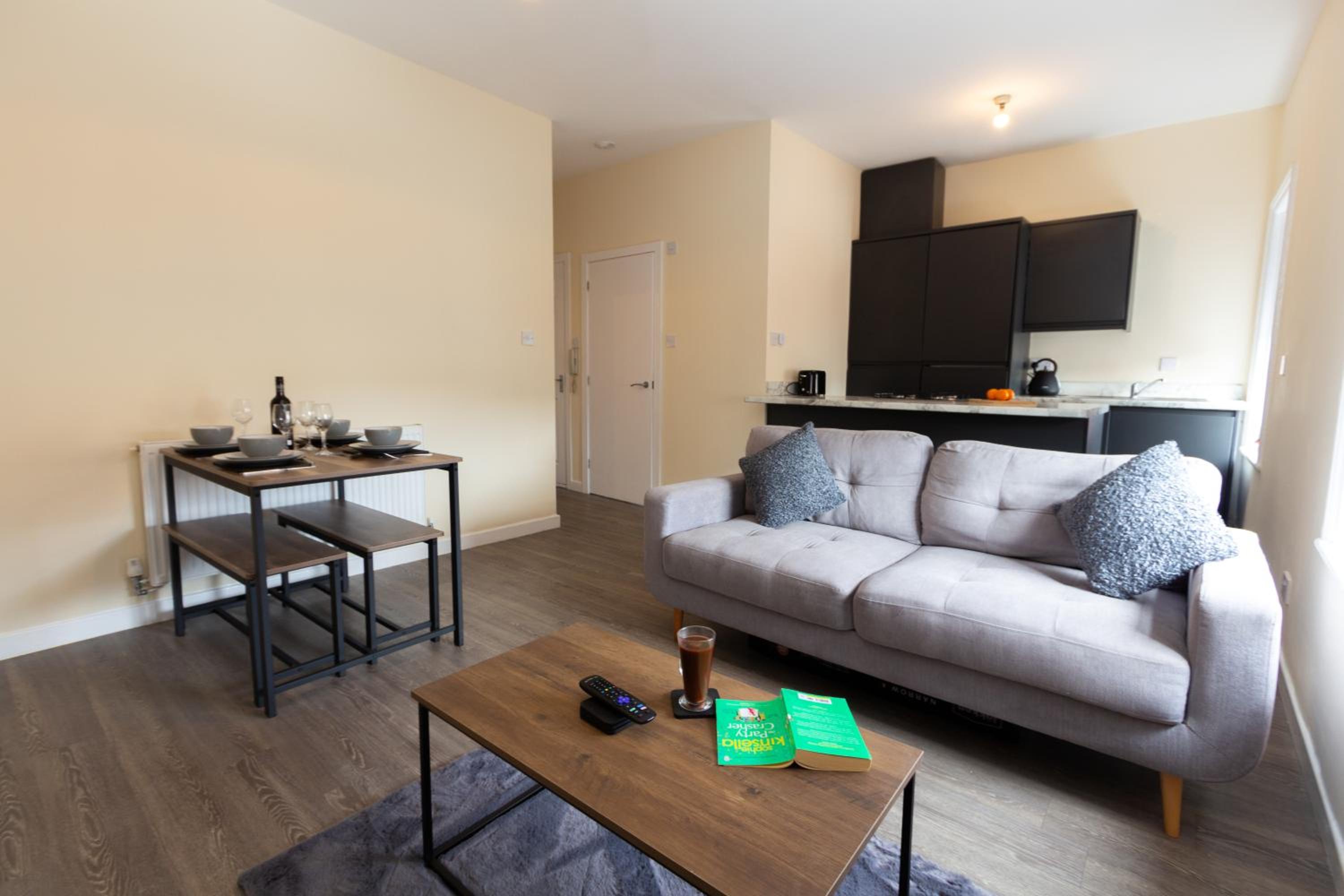 Seaside Retreat - 2BR Apt in Southport view 5