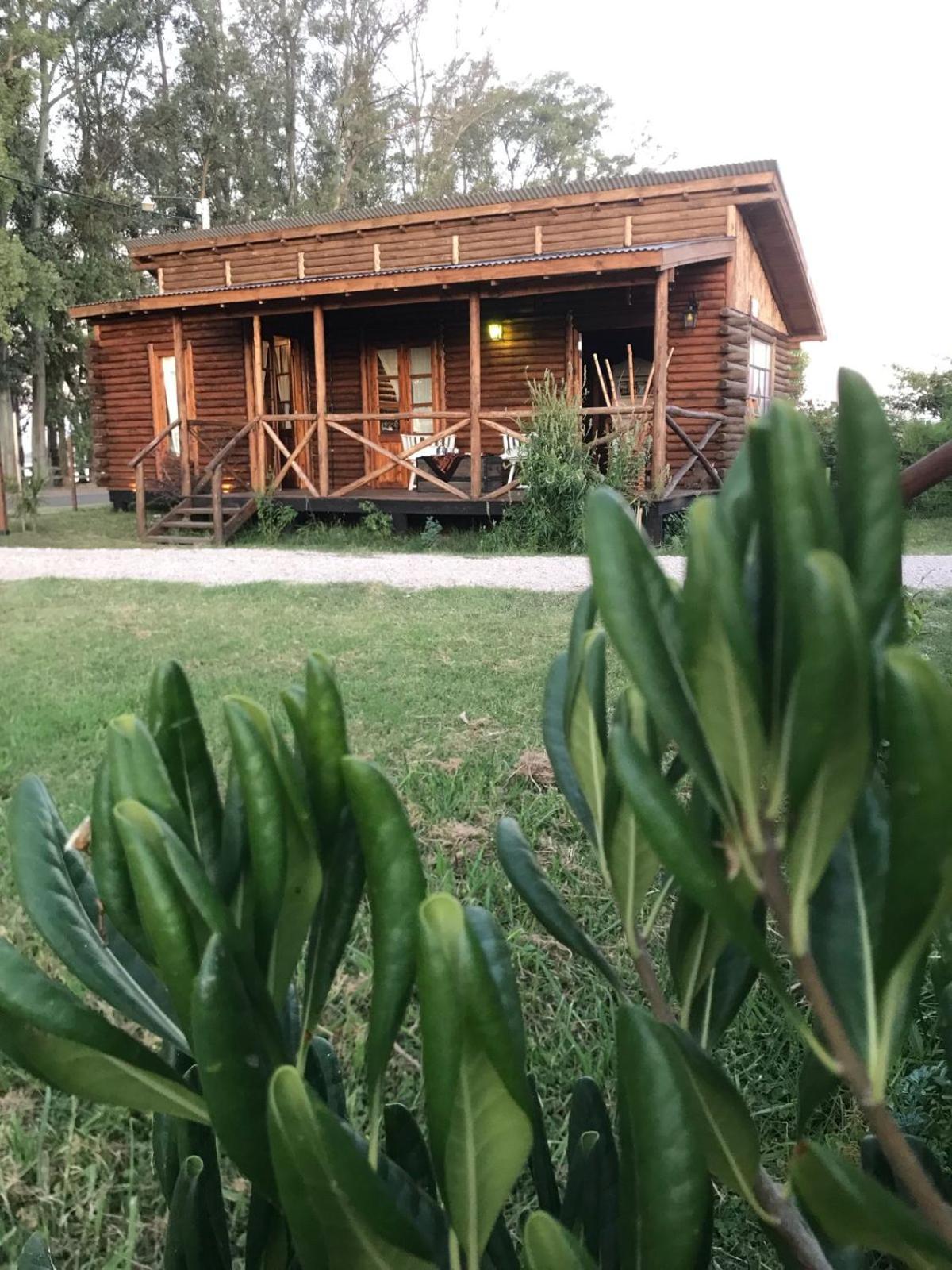 Cabaña frente a la laguna