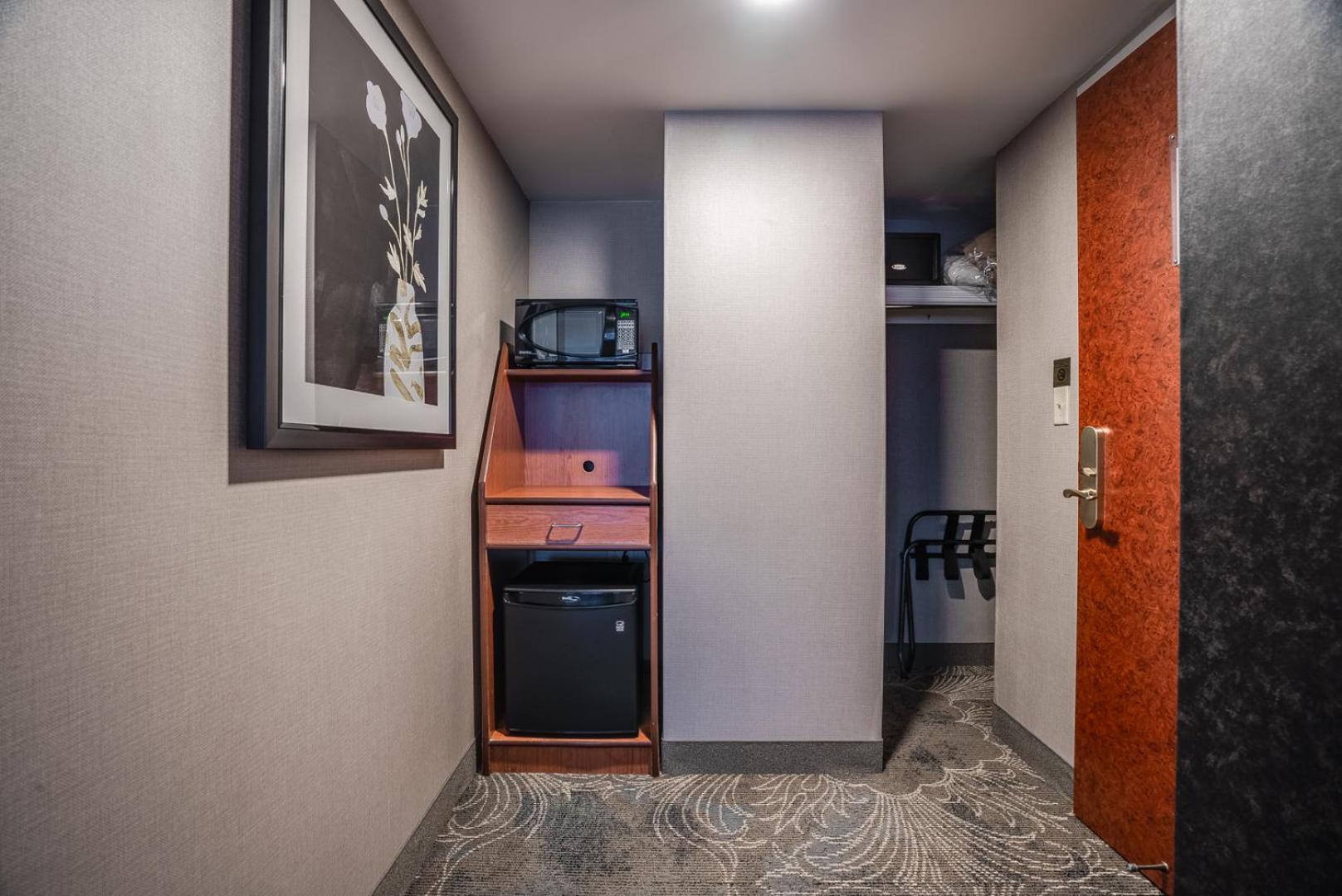 Barrie Vacations - Monte Carlo Inn Barrie - Newly Renovated - Property Image 66