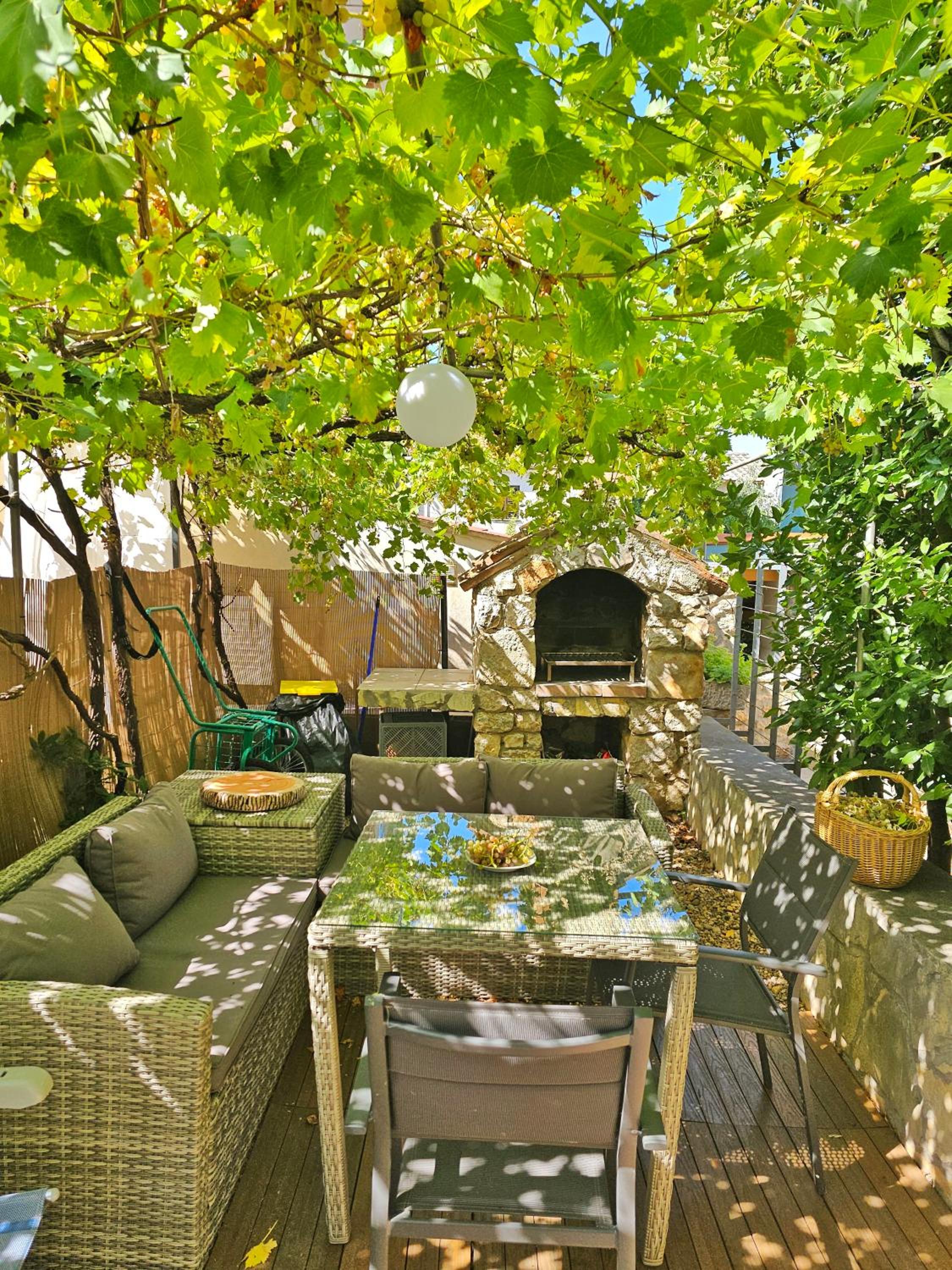 Holiday Place Veli Dvor - Spacious House for 6-8 Guests with Private Garden - Old Town Punat view 3