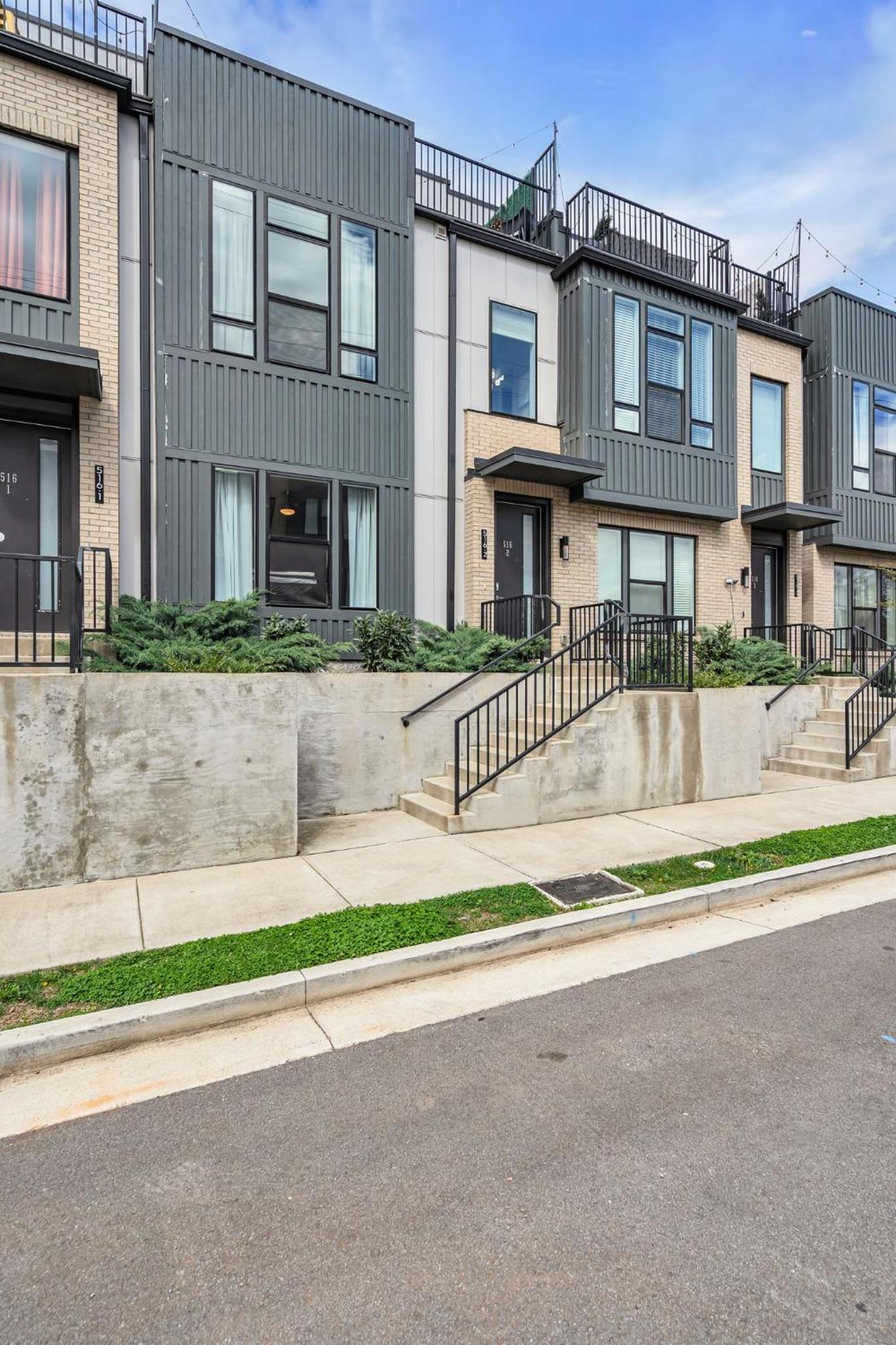 Huge Roof Deck with City Views 9 Beds view 3