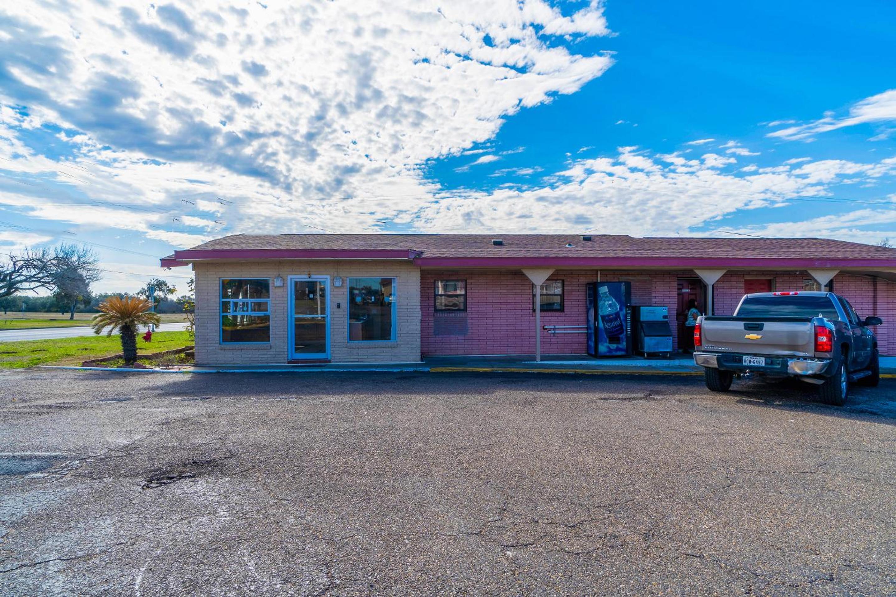 OYO Hotel Beeville -US 181