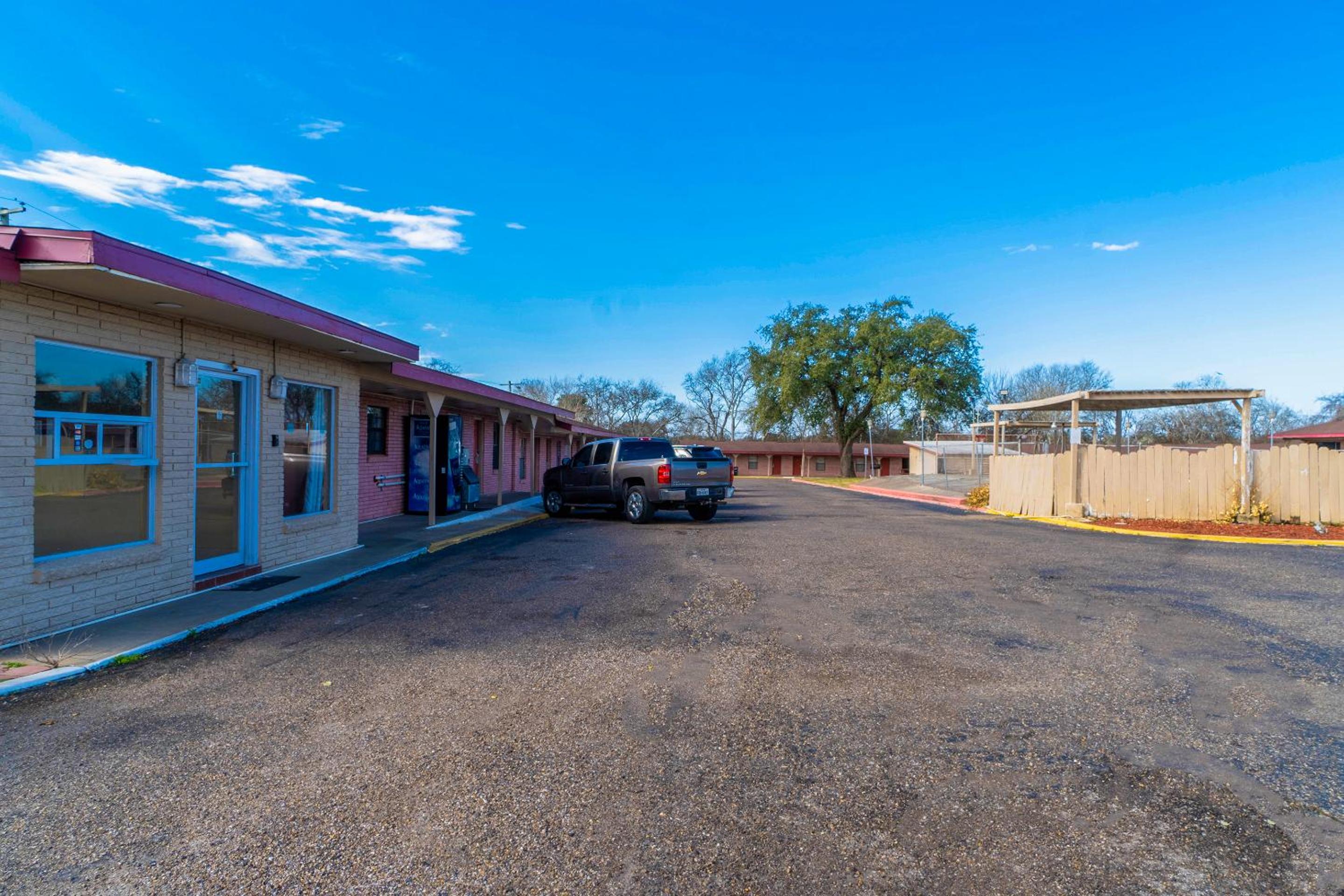 OYO Hotel Beeville -US 181